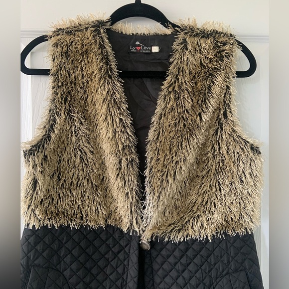 Minimalist Long Vest - Beige Faux Fur & Black Quilted | Medium - Picture 10 of 11